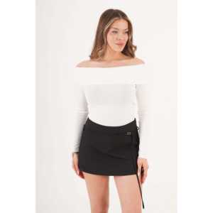 Mini-jupe vintage noire avec décoration boutonnée, cuir véritable, taille XS, tissu en laine et soie tricotée, détail minimaliste de ceinture - Product Image 3