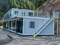Maison préfabriquée moderne à toit blanc, conteneur modulaire, bureau portable avec double porte et fenêtres barre pour appartement/hôtel
