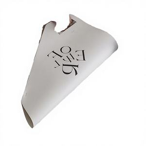 Nueva Bolsa de Embalaje de Lujo Personalizada de Cartón Blanco con Serigrafía y Relieve para Ramos de Flores, con Asa Flexiloop - Product Image 3
