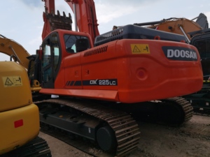 รถขุดตีนตะขาบ Doosan DX225LC สีส้ม เครื่องจักรก่อสร้างระบบไฮดรอลิก - Product Image 2