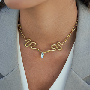 Collar con colgante de serpiente de acero inoxidable en tono dorado con incrustaciones de diamantes de imitación, joyería de animales para mujer, regalo, accesorio de moda - Product Image 2