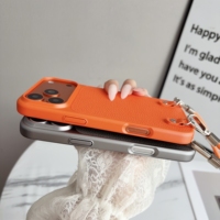 Coque rigide en PC effet givré en cuir PU Litchi pour iPhone 12 13 14 15 16 17 Pro Max, style métallique toucher peau, avec dragonne et chaîne