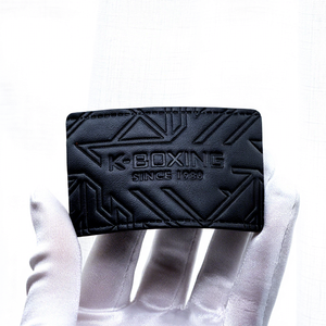 Patchs à coudre en gros, logo 3D personnalisé en relief, impression UV, cuir PU, bord découpé au laser, cuir véritable écologique <span class=keywords><strong>pour</strong></span> <span class=keywords><strong>jeans</strong></span> - Product Image 1