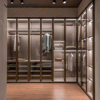 Système de dressing de luxe avec cadre en bronze crème, armoire en verre, présentoir à montres et bijoux, étagère à chaussures, design personnalisé