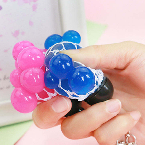 Balle à presser sensorielle en TPR pour enfants, en forme de raisin pailleté, avec porte-clés - Product Image 6