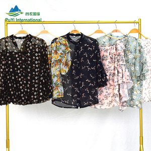 PUYI blusa <span class=keywords><strong>de</strong></span> seda <span class=keywords><strong>de</strong></span> verano <span class=keywords><strong>ropa</strong></span> usada <span class=keywords><strong>de</strong></span> mujer al por mayor camisas florales <span class=keywords><strong>de</strong></span> Nueva <span class=keywords><strong>York</strong></span> <span class=keywords><strong>ropa</strong></span> <span class=keywords><strong>de</strong></span> <span class=keywords><strong>segunda</strong></span> <span class=keywords><strong>mano</strong></span> para la venta - Product Image 1