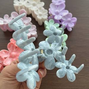Vente en gros : Nouveauté – Pinces à cheveux florales tendance, accessoires de coiffure élégants pour femmes, pinces à cheveux en acrylique - Product Image 3