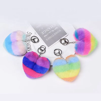 Porte-clés en fourrure colorée en gros pour femmes, porte-clés en peluche en forme de cœur, porte-clés arc-en-ciel en forme de cœur, porte-clés moelleux