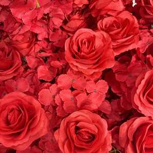 Arco de Flores Artificiales en Forma de Corazón Rojo para Decoración de Bodas - Product Image 5