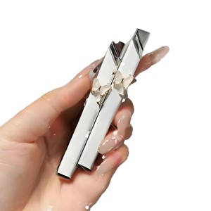 Accendino di Lusso per Ragazze con Farfalla 3D Incantata in Lega di Zinco, Ricaricabile e Antivento a Fiamma Diretta - Product Image 2