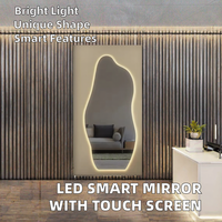 Miroir LED intelligent au design moderne avec éclairage à écran tactile Miroir de bain élégant de forme irrégulière pour hôtel Salle de bain Salle de bain IP44