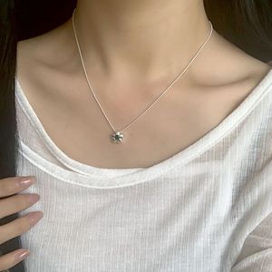 S925 เงินสเตอร์ลิง สร้อยคอรูปดอกไม้เล็กประดับเพชรสีเขียวสำหรับผู้หญิง โซ่กระดูกไหปลาร้าหรูหราบางเบา สวมใส่ได้ทุกวัน - Product Image 5