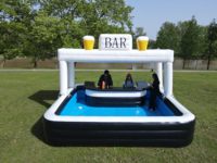 Bar gonflable de piscine pour extérieur, idéal pour les fêtes, fourni directement par l'usine, personnalisable pour les soirées et les événements.