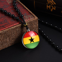 Collier tendance avec chaîne perlée et pendentif en cristal cabochon motif drapeau africain, inspiré du style africain, design drapeaux de 287 pays