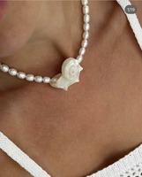 Collar de cadena para clavícula con perlas barrocas naturales de agua dulce, estilo moderno para verano, viajes y vacaciones, con conchas exageradas