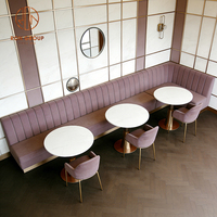 Ensemble de mobilier de restaurant et café : canapé, banquette, chaise et table, avec table ronde en marbre et banquette pour restaurant