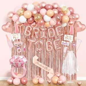 Set Decorazioni per Addio al Nubilato Oro Rosa: Anello in Foil 'Bride', Fascia 'Future Bride', Velo, Palloncini a Cuore, Frange e Nappe di Carta - Product Image 2