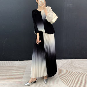 ชุดเซ็ตสองชิ้น Miyake จีบพลีทแฟชั่นไล่เฉดสี รุ่นใหม่ประจำฤดูร้อนปี 2026 เสื้อคอกลมแขนยาว + กระโปรงทรงสวิงยาว - Product Image 3