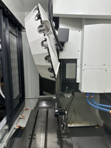Centro de Perforación y Roscado T700L BT30 con Magazín de Herramientas y Función de Roscado para Producción de Piezas de Servicio Mecánico - Product Image 4