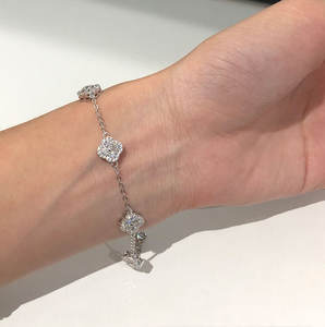 Glänzendes Silber- & Goldplattiertes Liebes-Kupferarmband mit Vierblättrigem Kleeblatt-Anhänger, Süßer Blumenstil-Charm, Feines Moissanit-Armband für Damen - Product Image 5