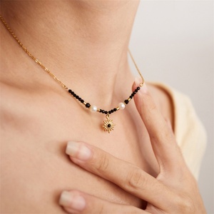 Collar de Moda con Colgante de Flor de Sol y Piedras Naturales, Cadena de Acero Inoxidable con Cuentas de Gemas Negras - Product Image 3