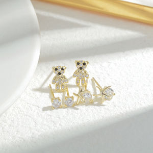 ED64324 Boucles <span class=keywords><strong>d</strong></span>'oreilles <span class=keywords><strong>ours</strong></span> pour étudiants Une carte <span class=keywords><strong>Trois</strong></span> paires de boucles <span class=keywords><strong>d</strong></span>'oreilles rouges en maille multi-piercing simples <span class=keywords><strong>et</strong></span> petites - Product Image 2