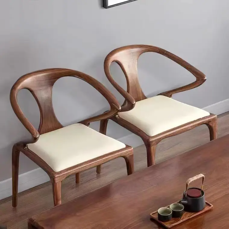 אספקת מפעל עץ מלא משענת כסאות אוכל נורדי יוקרה עתיק ריפוד עור PU בית מלון פנאי סלון