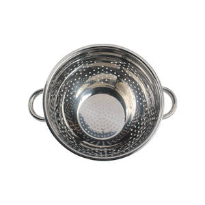 Passoire en acier inoxydable à parois et rebords épais, résistance supérieure aux bosses, compatible lave-vaisselle, crochets inclus - Product Image 4