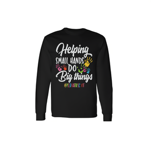 Camiseta de Manga Larga para Niños, con Estampado Digital, Cuello Redondo, Unisex, con la Frase "Ayudando a Manos Pequeñas a Hacer Grandes Cosas" - Product Image 3