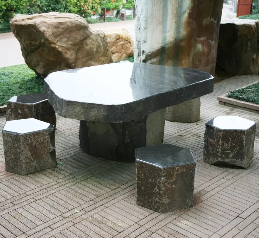 Hand gefertigte dekorative Naturstein Stein Esszimmer Black Basalt Square Tisch und Solid Hocker Set Statue für den Garten