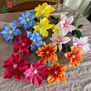 Fleur artificielle en soie de clématite à 3 têtes, gaufrée, pour décoration de mariage, fleur de coiffure, style moderne - Product Image 1