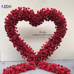 Arche florale en forme de cœur LEDA Nature, roses rouges et hortensias, arche de fleurs pour mariage en extérieur, toile de fond pour allée de mariage - Product Image 4