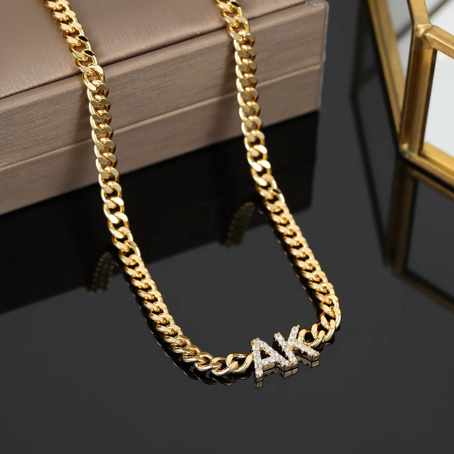 Vente en gros de bijoux de mode personnalisés chaîne cubaine lettre pendentif personnalisé unisexe zircone nom collier
