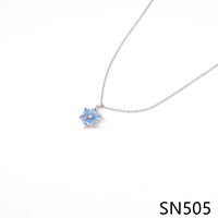 Collier ras du cou élégant LVB20-V en cristal bleu plaqué argent avec pendentif flocon de neige, chaîne fine et délicate, idéal pour le quotidien et les fêtes.