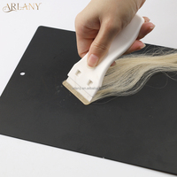 Outil grattoir en plastique multicolores avec logo personnalisé ARLANY, pour un nettoyage rapide et efficace des résidus d'adhésif des extensions de cheveux
