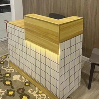 Comptoir de réception de salon moderne en bois, design minimaliste blanc, mobilier commercial, comptoir d'accueil avec panneau pour logo