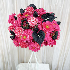 Bola de Flores Artificiales Romántica en Rojo Rosa con Lirios Negros y Bayas, Arreglo Mixto Hecho a Mano para el Día de San Valentín - Product Image 1