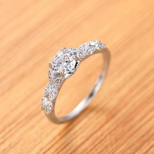 Anello Classico Rotondo con Gemma Viola, Gioiello di Fidanzamento con Montatura a Griffe per Donna - Product Image 5