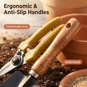 Ensemble d'outils de jardin avec sac de transport |   Bêche à manche en <span class=keywords><strong>bois</strong></span>, fourches et bouteille pulvérisatrice d'eau |   Ensemble de 9 pièces pour la plantation et le désherbage - Product Image 4