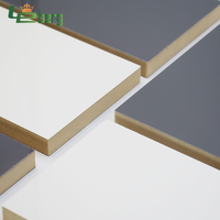 Panneau MDF personnalisé en usine avec face PET, placage brillant, panneau MDF UV pour meubles et armoires