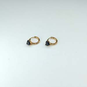Boucles d'oreilles créoles classiques en acier inoxydable 316L plaqué or avec pierre noire, durables, résistantes, bijoux de mode unisexe - Product Image 1
