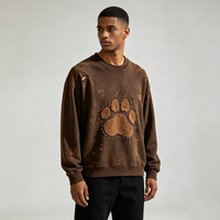 Sweat-shirt rustique vieilli avec appliqué chenille patte d'animal, détails multi-déchirés, coupe ample et carrée, style streetwear rétro