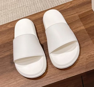 Chaussons d'été décontractés pour femmes McQueenes, doux et confortables avec une coupe ajustée au pied, simples et élégants - Product Image 4