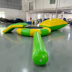 Açık havuz trambolin su sıçrama platformu Aqua mobil trambolin Jumper Combo dayanıklı kolları ile kiralama için slayt