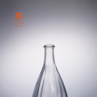 Bouteille à spiritueux en verre transparent de 500 ml, forme triangulaire unique, base lourde, vide, pour brandy, whisky, logo personnalisé