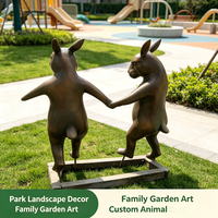 Sculpture de deux lapins en fibre de verre résistante au gel avec surface bronze antique pour la décoration paysagère de jardin résidentiel