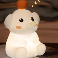 Veilleuse en forme d'éléphant de dessin animé pour lampe de chevet créative de chambre à coucher. Jouet lumineux pour enfants comme cadeau créatif pour la nuit.