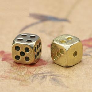 1 Stück Metall-Würfel Massives Messing Gold Hochwertiger 6-seitiger Spielwürfel Handpoliert Stressabbauend Familienparty 11mm Spielzeug Kreativ - Product Image 3