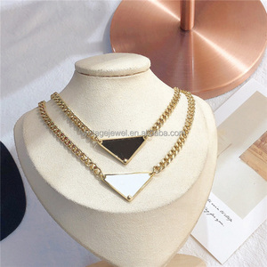 <span class=keywords><strong>Collier</strong></span> triangle avec <span class=keywords><strong>initiale</strong></span> P en émail, en acier inoxydable, marque de luxe - Product Image 3