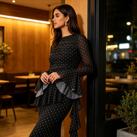 Robe de soirée longue sirène irrégulière en maille noire à pois avec taille froncée et manches évasées à volants pour femme